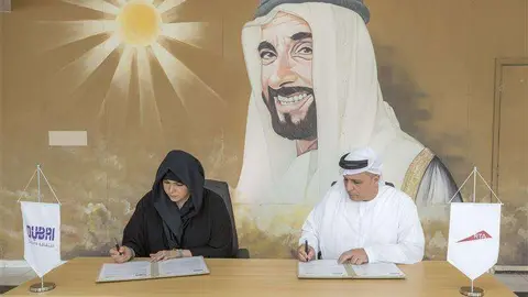 La jequesa Latifa bin Mohammed Al Maktoum, presidenta de  Cultura de Dubai, firma un acuerdo de cooperación con Mattar Al Tayer, director general y presidente de la RTA.