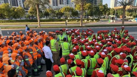 La Municipalidad de Dubai difundió esta imagen de los limpiadores.