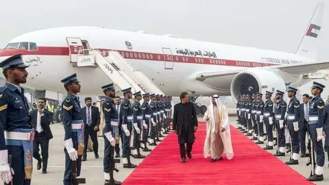 El príncipe Heredero de Abu Dhabi es recibido por Imran Khan, primer ministro de Pakistán, en la base de la Fuerza Aérea Noor.