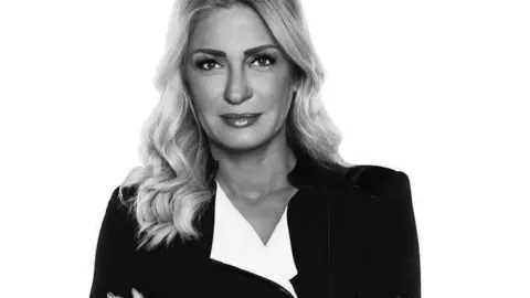 La reportera Najwa Kassem murió a los 51 años en Dubai, por una falla cardiaca. (Redes sociales)