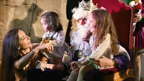 Melchor escucha en Dubai a varios niños con la ilusión reflejada en sus rostros. (EL CORREO)