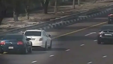 La Policía de Abu Dhabi difundió la imagen de conductores infringiendo la ley.