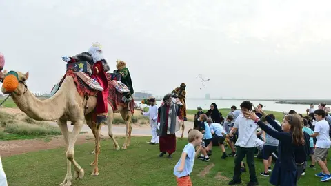 Los Reyes Magos llegan a Yas Island en camello y repartiendo miles de caramelos entre los niños que les aguardaban. (Manaf K. Abbas)