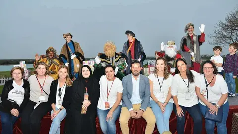 Integrantes de 'Españolas en Abu Dhabi', acompañadas de Santos Montes, junto a los Reyes Magos en el Club de Golf Yas Links. (Manaf K. Abbas)