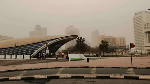 Metro Union en Dubai bajo una tormenta de arena. (EL CORREO)