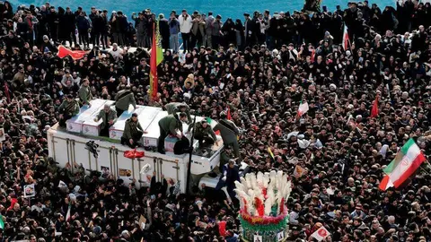 En la imagen AP, un momento del funeral de Soleimani.