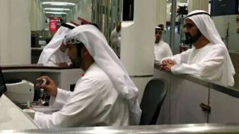 El gobernante de Dubai durante una visita al Aeropuerto Internacional de Dubai.