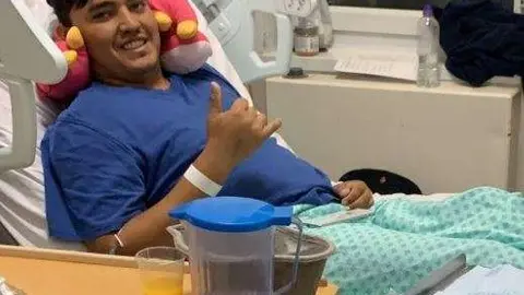 Carlos Luna en su habitación del hospital británico donde está ingresado.