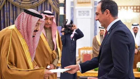 El embajador de Chile Jorge Daccarett, en el momento de presentar cartas credenciales ante el Rey Salman de Arabia Saudita. (@j_daccarett)