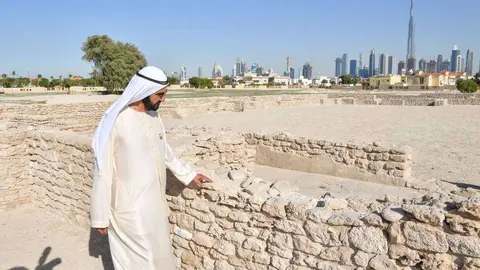 El gobernante de Dubai en el sitio arqueológico de Jumeirah.