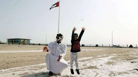 Una imagen de granizo en EAU publicada por la agencia de noticias WAM.