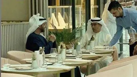 El príncipe heredero de Abu Dhabi en Dubai Mall.