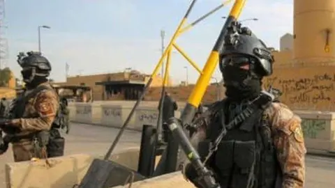 Personal militar custodia la Zona Verde de Bagdad.