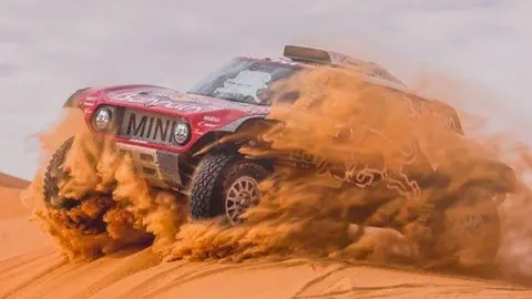El coche del español Carlos Sainz en el Dakar.