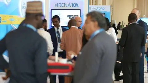 Delegados en los prolegómenos de la X Asamblea de IRENA que se desarrolla en Abu Dhabi. (EL CORREO)