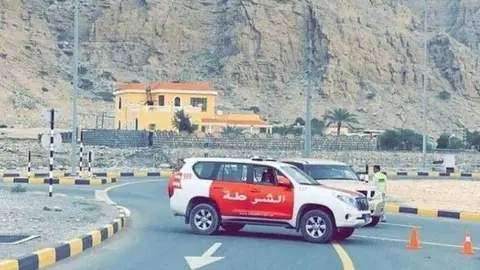 La policía bloquea la carretera que sube a Jebel Jais. (Twitter)