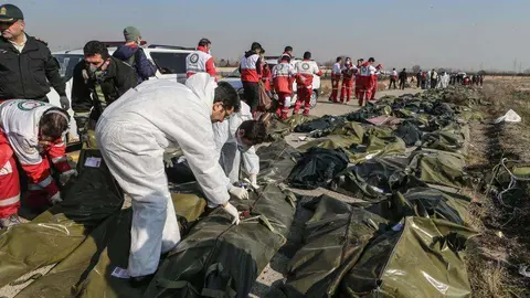 Policía científica iraní en el punto de reunión de los cadáveres de las víctimas del accidente de avión. (EP)