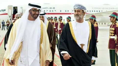 El nuevo gobernante del Sultanato de Omán, Haitham bin Tariq Al Said -derecha-, junto al príncipe heredero de Abu Dhabi. (Twitter)