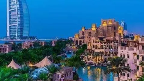 Una imagen del Burj Al Arab en la costa de Dubai. (VisitDubai)