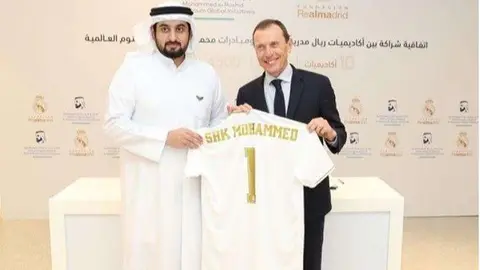 El jeque Ahmed junto a Emilio Butragueño tras la firma del acuerdo. (ELCORREO)