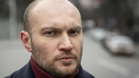 Hacer turismo le salvó la vida a Andrey Buzarov.