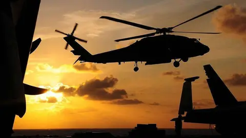 Un helicóptero sobrevolando en el cielo.