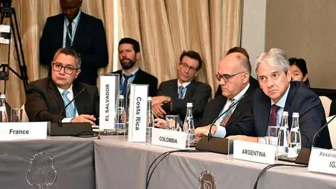 Jaime Amín, embajador de Colombia en Emiratos Árabes -primero por la derecha-, durante el desarrollo de la X Asamblea de IRENA en Abu Dhabi. (EL CORREO)