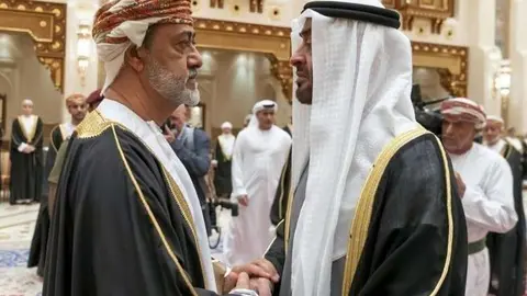El presidente de EAU y el sultán de Omán en 2020 en Muscat. (WAM)