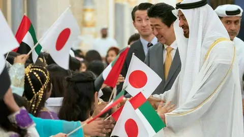 El primer ministro de Japón junto al príncipe heredero de Abu Dhabi. 
