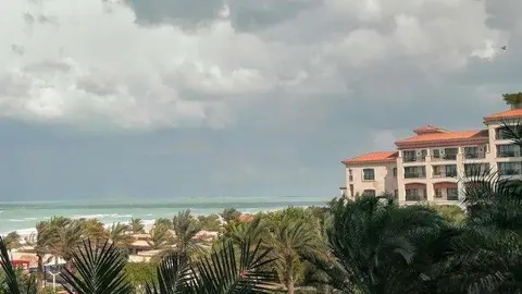 Mal tiempo en la Isla de Saadiyat en Abu Dhabi. (EL CORREO)