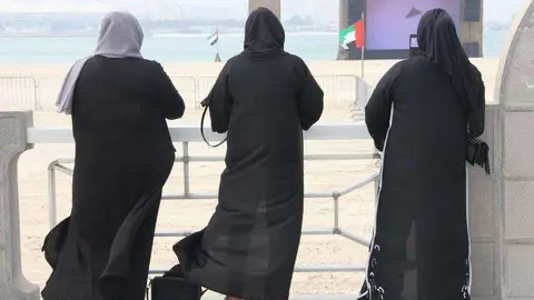 A modo ilustrativo, mujeres emiratíes en la Corniche de Abu Dhabi. (EL CORREO)