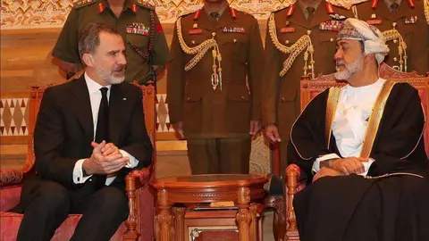 El rey de España junto al nuevo sultán de Omán. (Casa Real)