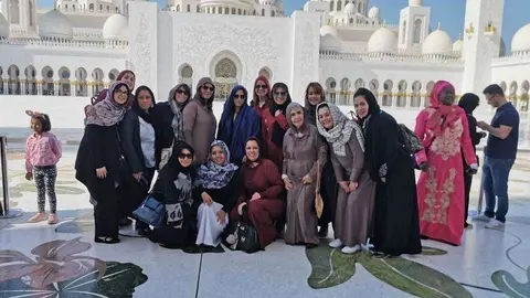 Damas Latinas durante el recorrido por la Gran Mezquita de Abu Dhabi. (Cedida)