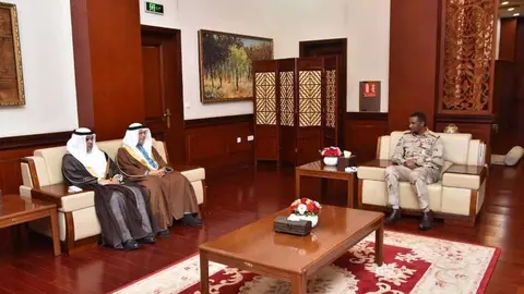 El ministro de Estado de Asuntos Exteriores de Emiratos Árabes Unidos, Anwar Gargash. durante su visita a Sudán. (WAM)