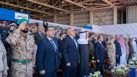 El jeque Mohamed bin Zayed y el presidente egipcio Abdel Fattah El Sisi son testigos de la inauguración de la base militar. (Twitter)