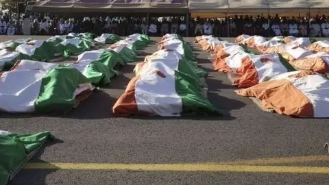 Los cuerpos de las víctimas tras el ataque en Níger.