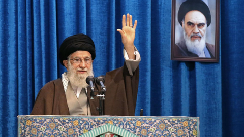 El líder supremo de Irán, el ayatolá Ali Khamenei, saluda a las multitudes durante las oraciones del viernes en la capital, Teherán. (AFP)