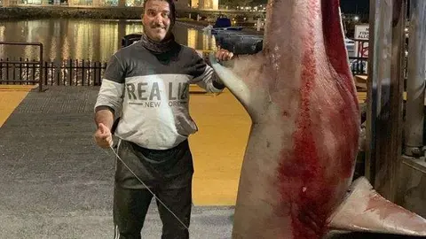 El pescador emiratí posa con su gran captura.
