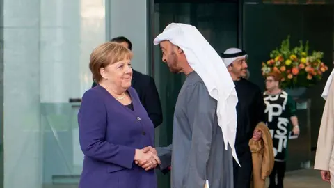 Ángela Merkel saluda al príncipe heredero de Abu Dhabi en Berlín. (Twitter)