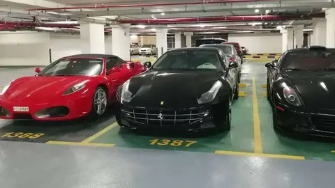 Coches de lujo en un aparcamiento en Emiratos Árabes Unidos. (EL CORREO)