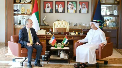 El ministro de Exteriores de Chile, Teodoro Ribera, durante su encuentro en Abu Dhabi con el teniente general el jeque Saif bin Zayed Al Nahyan, viceprimerministro y ministro del Interior de EAU. (WAM)
