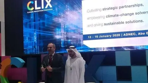 El representante de la empresa recoge el premio en ADNEC de Abu Dhabi. (Twitter)