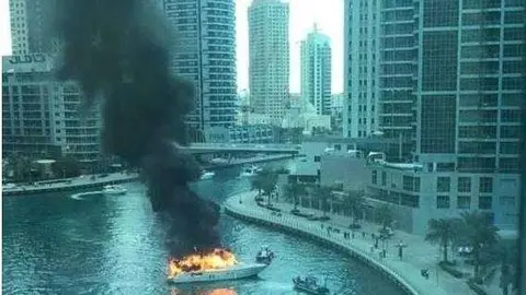 Una imagen del barco en llamas.