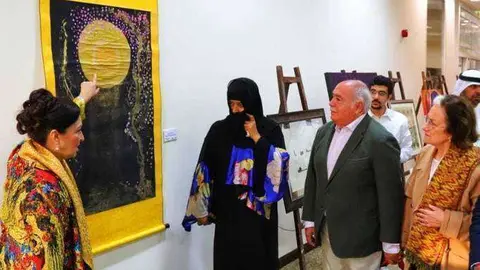 Myriam Kruisheer-Ortega muestra una de sus obras. (EL CORREO)