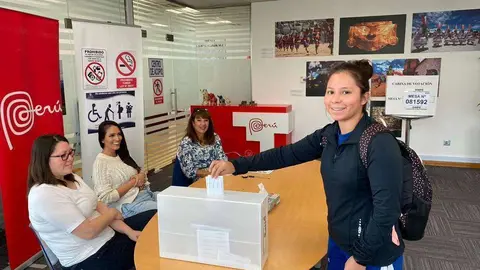 Joven peruana participa en unas votaciones en la sedel Consulado General su país en Dubai. (Consulado de Perú)