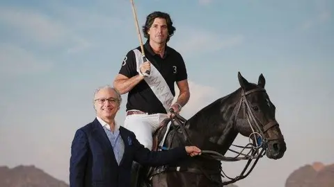 El director ejecutivo de AMAALA, Nicholas Naples, fotografiado con la superestrella del polo argentina.