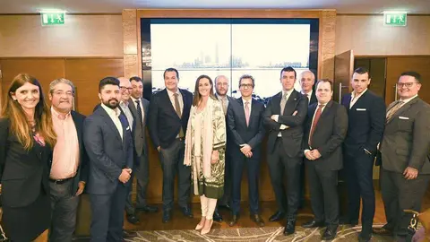 Los integrantes del nuevo Comité Ejecutivo de la Cámara de Comercio de España en EAU junto a representantes de la Embajada de España. (EL CORREO) 