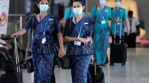 En la imagen de Reuters, el personal de Sri Lankan Airlines usa máscaras en el aeropuerto internacional de Bandaranaike.