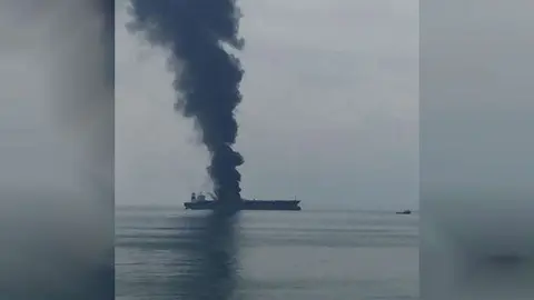 Columna de humo en el buque panameño en aguas de EAU. (WAM)