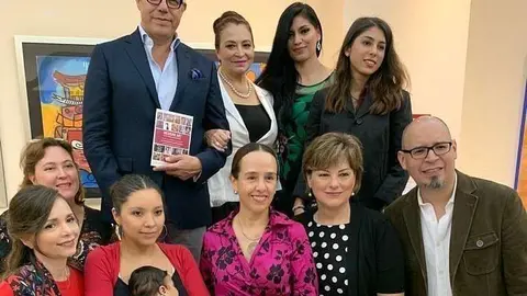 La embajadora de México en Abu Dhabi, Francisca E. Méndez junto a los artistas mexicanos participantes en la exhibición. (EL CORREO)
